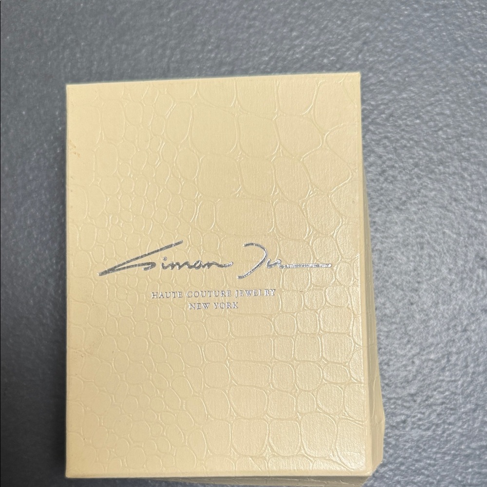 Simon G. Cream Jewelry Box with Silver Logo